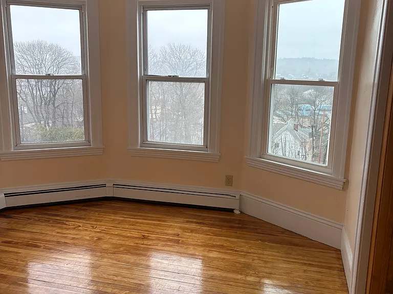 167 Lincoln St — Photo 2