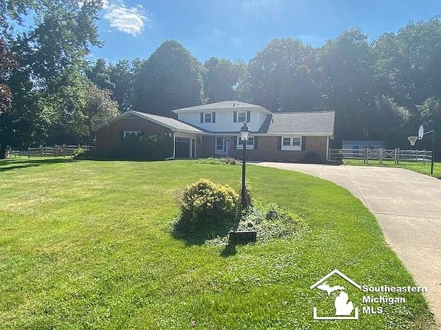 2nd image of 3414 Caroline Dr