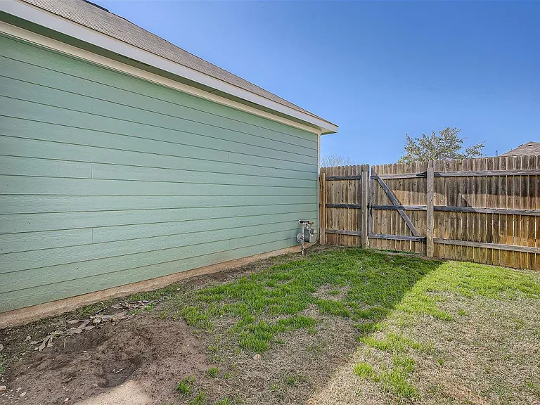 1604 Los Olivios Way — Photo 23