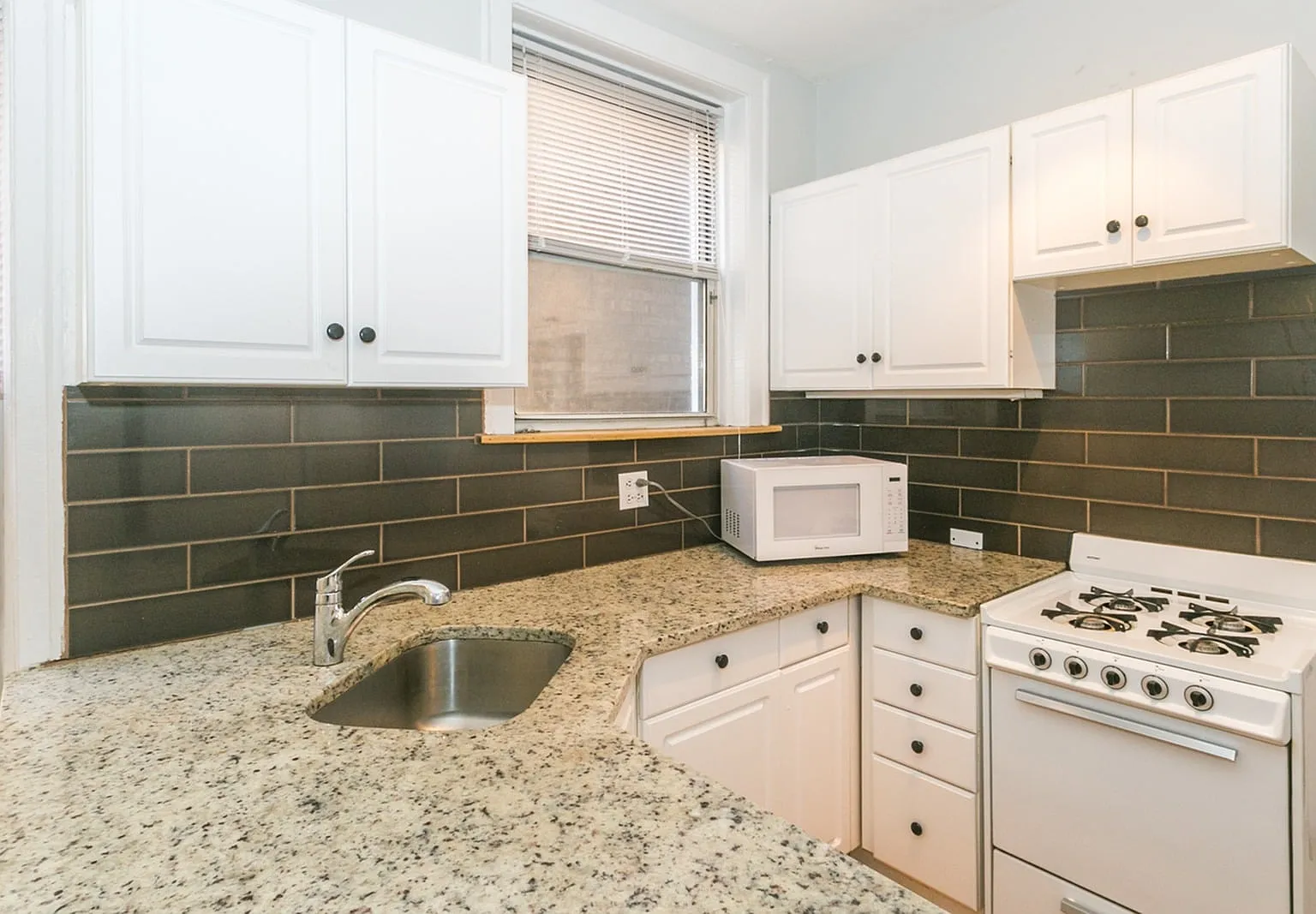 520-28 W. Surf St. — Photo 2
