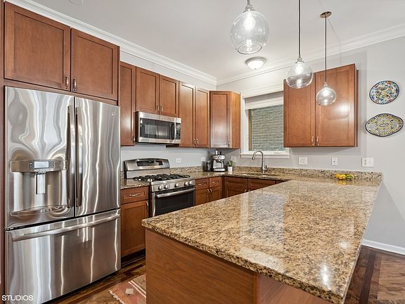 5th image of 952 N Wolcott Ave #1