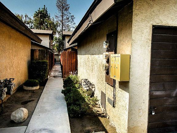 Side Entrance to Back Apartment