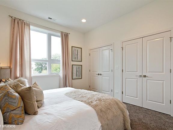 5th image of 4111 N Narragansett Ave Unit 104