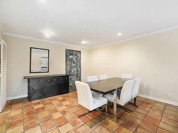 3rd image of 305 W 22nd St APT 3D