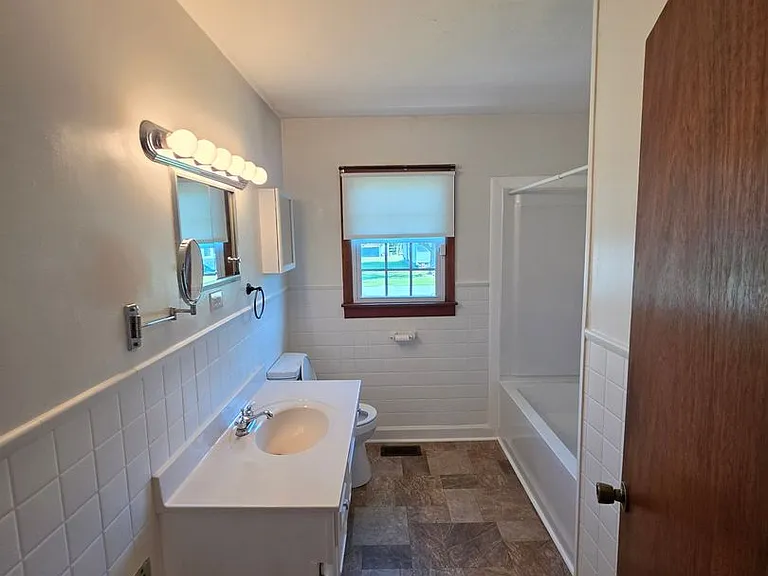 916 Elliott St — Photo 11