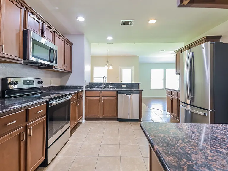 2116 Meadow View Dr — Photo 9