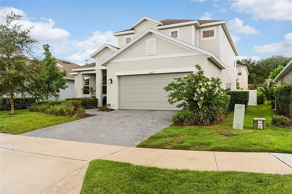 4 bed, 3.5 bath, 2570 sqft, $3,000 — Photo 2