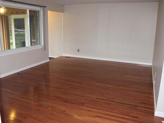 4th image of 1046 Sussex Ln
