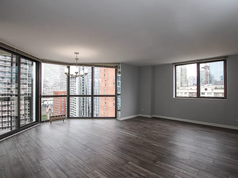 33 W Delaware Pl #19A — Photo 4