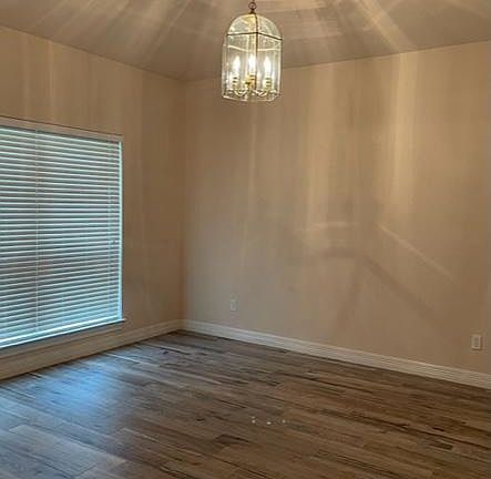 3rd image of 802 Dawnwood Dr