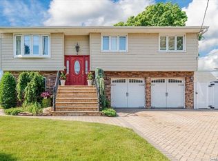 266 W Windsor Pkwy, Oceanside, NY 11572