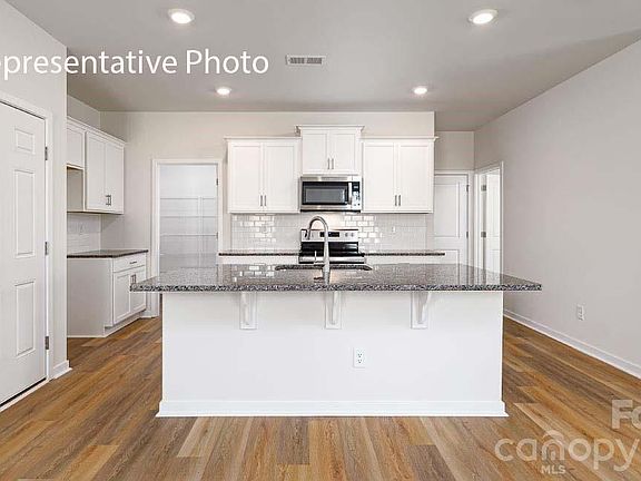 3rd image of 1423 Orchid Ln