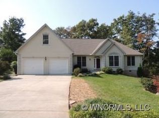 2 Whirlaway Ct, Hendersonville, NC 28792