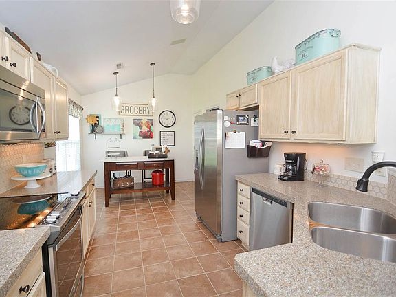 3rd image of 3996 Parkplace Dr