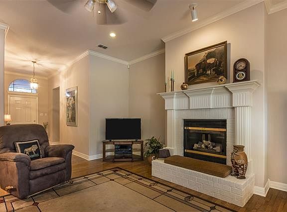5th image of 1704 Valley Brook Ln