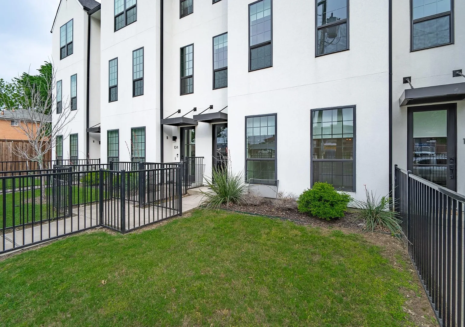 Modern Gated Townhome in Historic Old East Dallas Steps from Lower Greenville — Photo 3