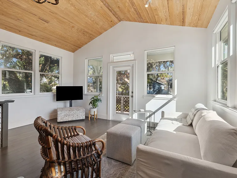 148 Oneida St — Photo 5
