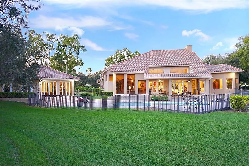 5 bed, 4.5 bath, 5495 sqft, $11,999 — Photo 1