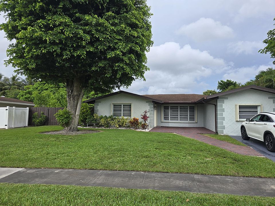 1st image of 939 Hibiscus Dr