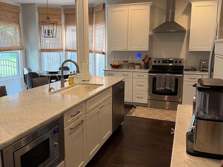 256 Bassett Ave — Photo 3