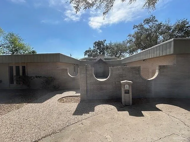 6 bed, 4.0 bath, 3089 sqft, $2,200 — Photo 1