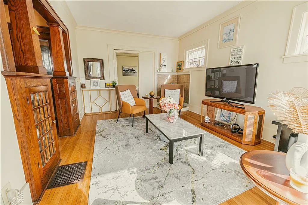 3 bed, 1231 sqft, $2,000 — Photo 3