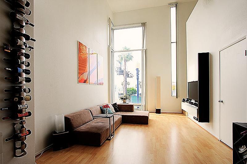1st image of 925 W Hawthorn St APT 19