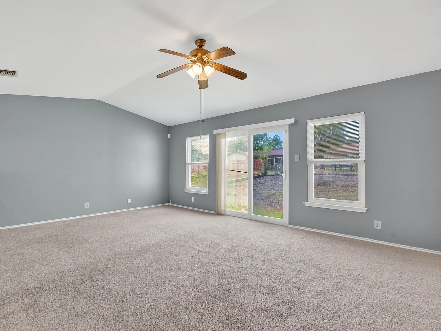 3 bed, 1168 sqft, $1,350 — Photo 2