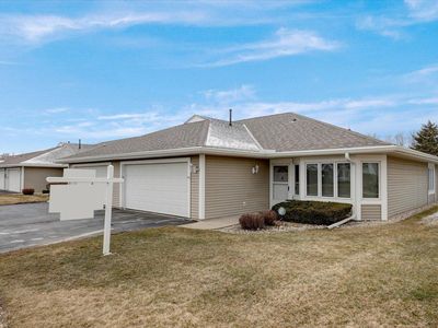 563 Hartford SQUARE, Hartford, WI, 53027
