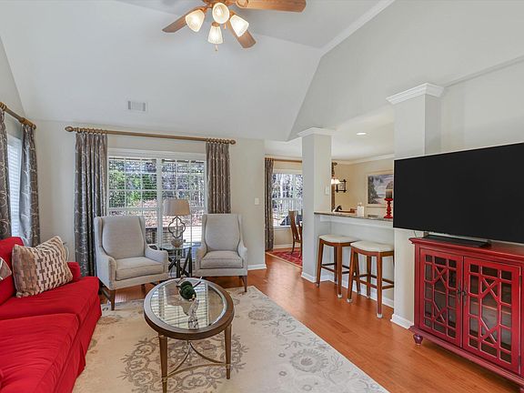 4th image of 1134 Carriage Dr