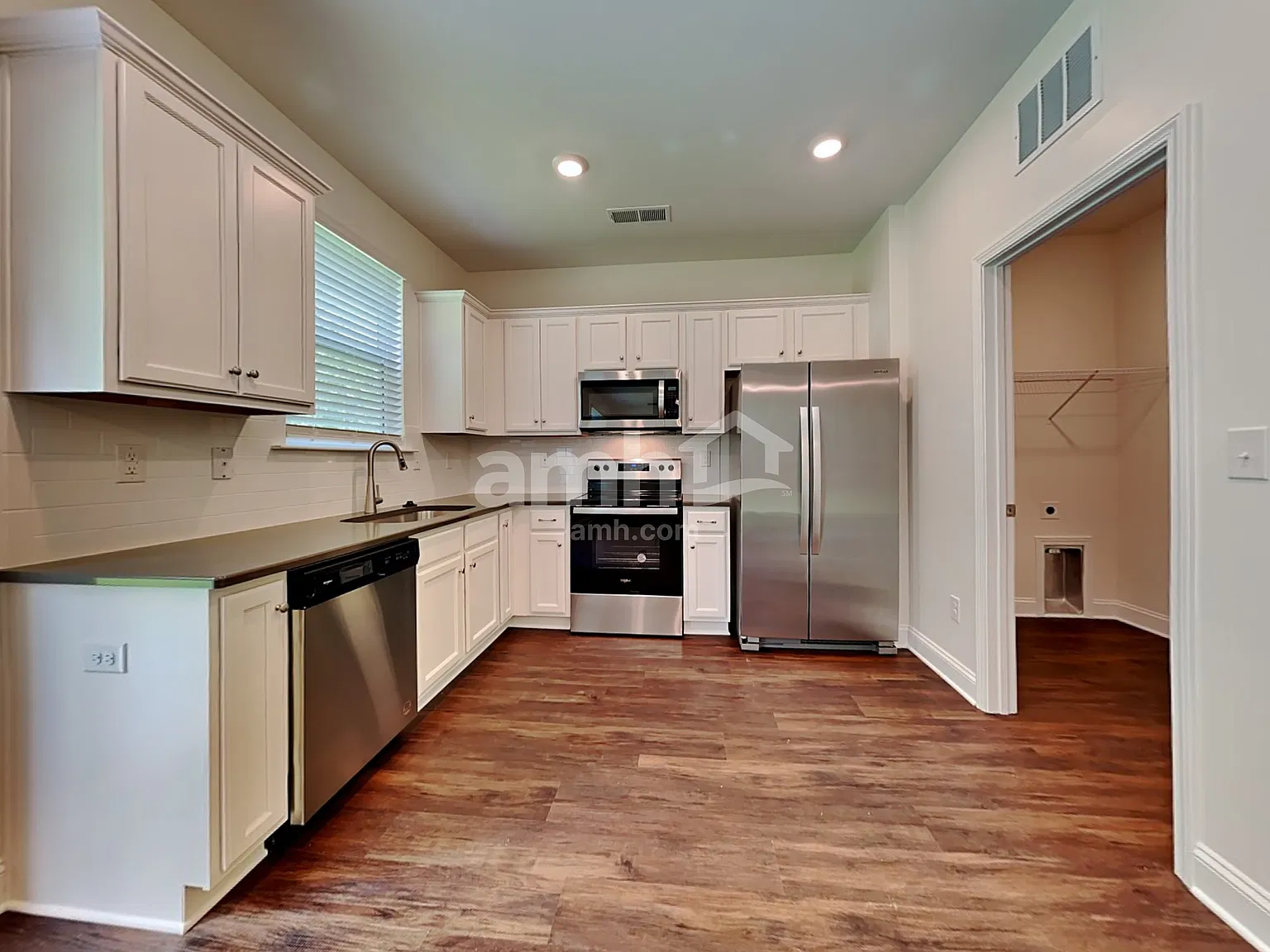 3 bed, 2.5 bath, 1420 sqft, $2,300 — Photo 3