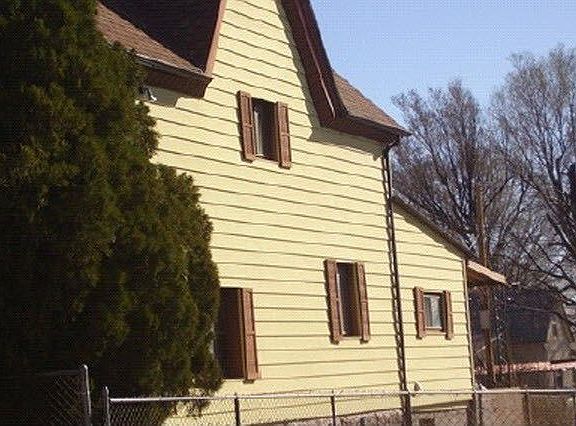 4th image of 820 Elm St