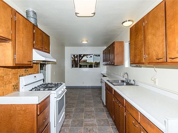 3rd image of 15607 Cordary Ave