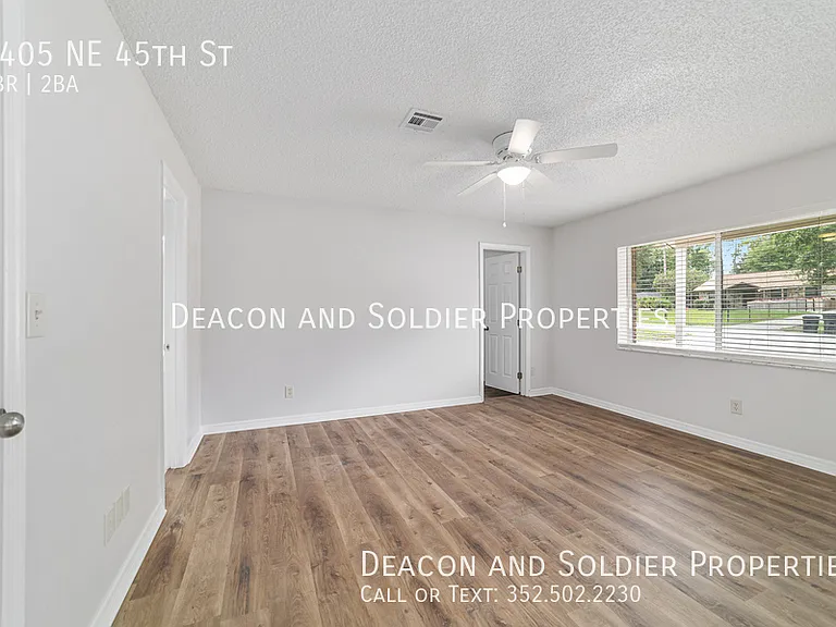 3405 NE 45th St — Photo 13