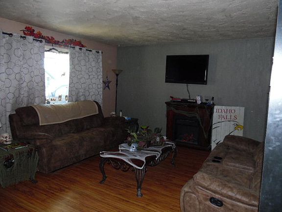 4th image of 635 N Farnsworth Dr