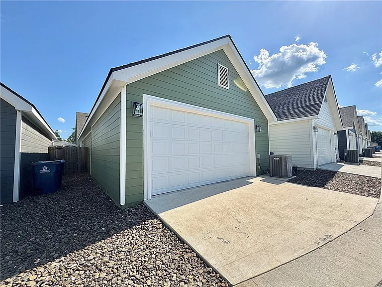 915 NE Heights Ln — Photo 28