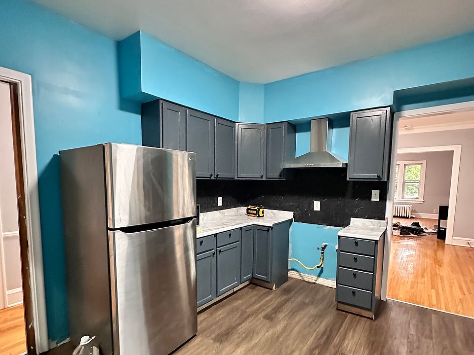 2nd image of 3832 Park Ave APT 2