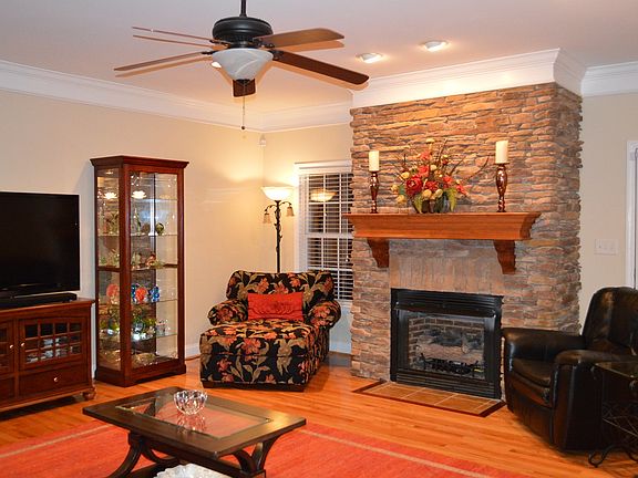 3rd image of 924 Clear Creek Cir