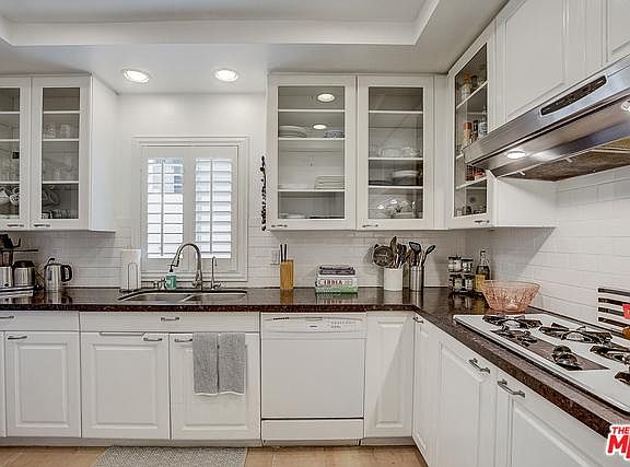 4th image of 11648 Mayfield Ave APT 103
