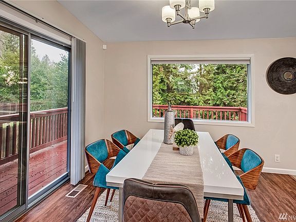 Dining space w/ slider access to Entertainment deck