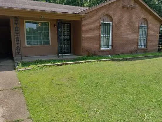 3 bed, 1.5 bath, 1227 sqft, $1,195 — Photo 3