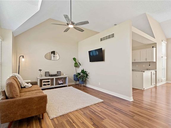4th image of 15482 Robinson St