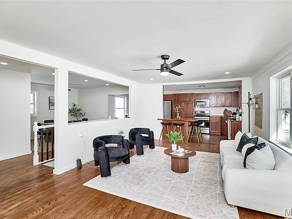 4th image of 1015 Dingledine Rd