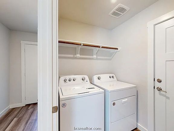 3rd image of 951 Lady Bird Ln