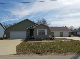 905 E Barker St, Tuscola, IL