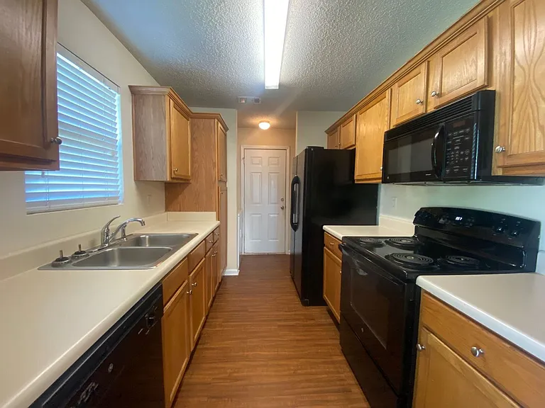 106 Bridgewater Cir — Photo 3