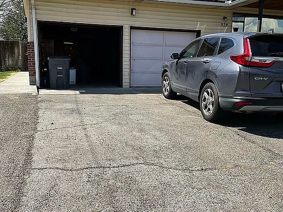2nd image of 928 Grending Ave