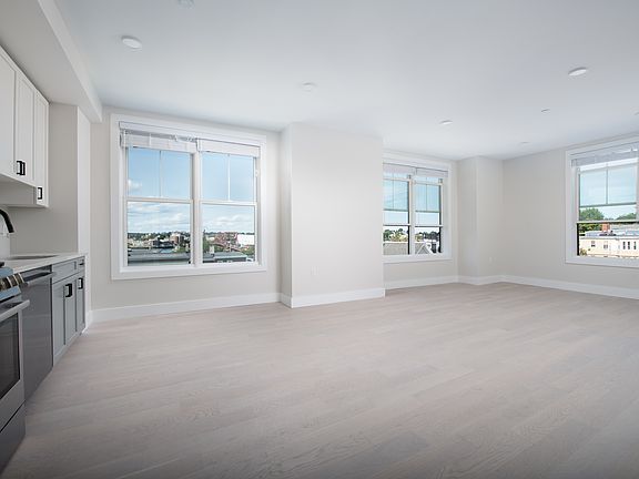 5th image of 425 Border St #405