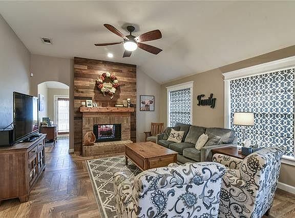 2nd image of 4415 Emerald Leaf Dr