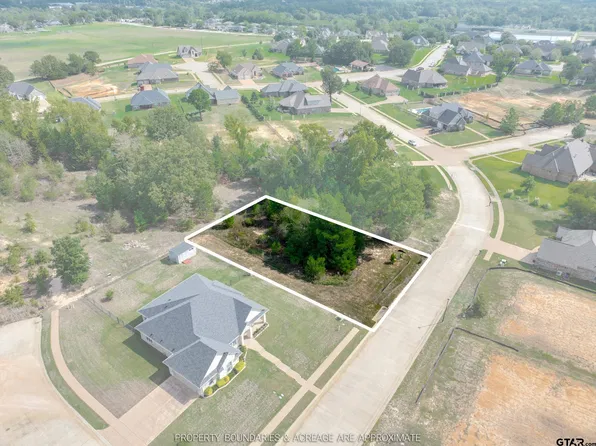 1605 Courtland Ln, Lindale, TX 75771